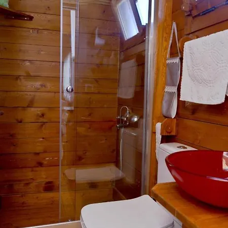 Cozy Tiny House With Shared Pool And Balcony In Bodrum בית נופש ביטז